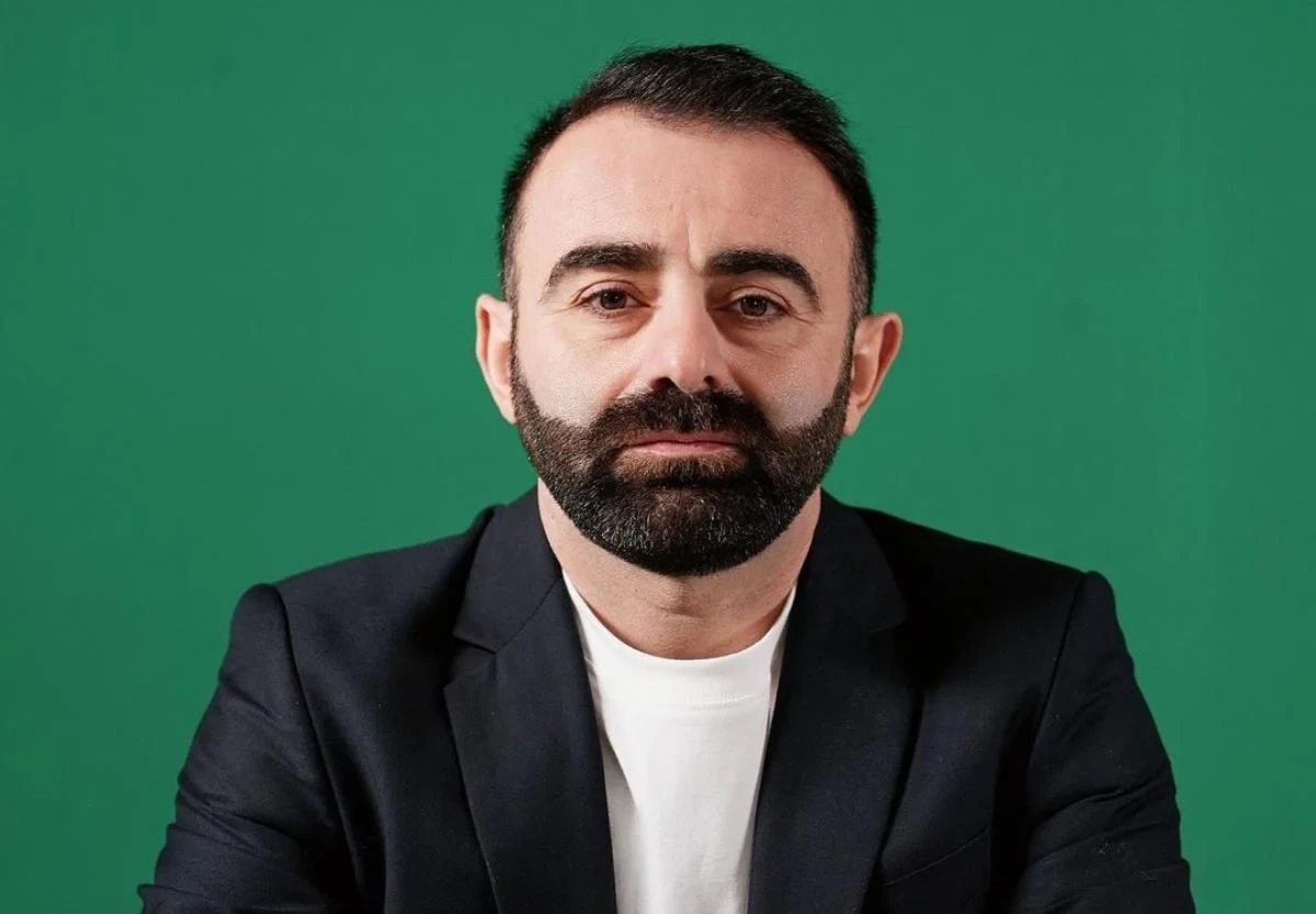 Зірка «Скаженого весілля» Арзуманян травмував ногу на сцені та поїхав на МРТ