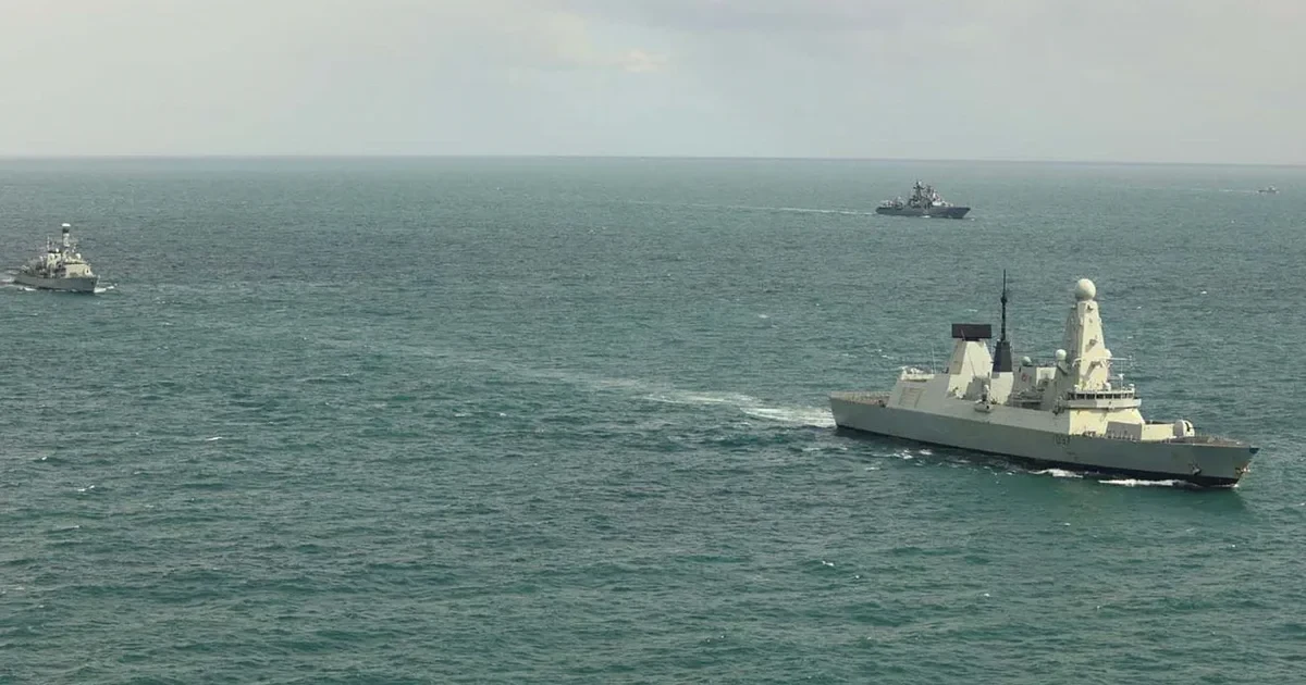 Британські військові кораблі HMS Duncan, HMS St Albans та HMS Severn під час супроводу російських суден у Ла-Манші