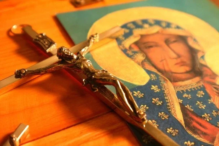 Ікона Воздвиження Хреста Господнього з патріархом, який піднімає Хрест на Голгофі