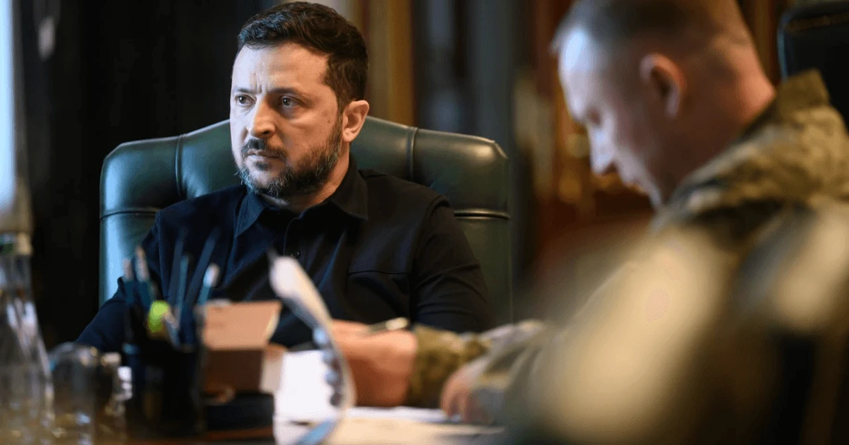 Президент України Володимир Зеленський під час доповіді Головнокомандувача ЗСУ Михайла Драпатого
