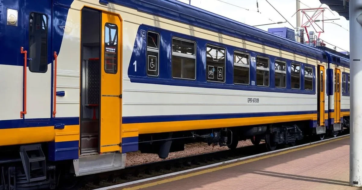Вагон пасажирського потяга Укрзалізниці на залізничній станції