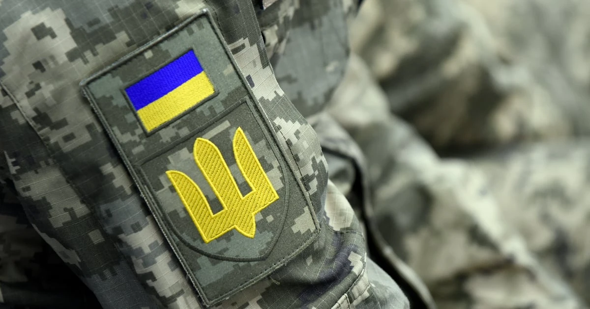 Шеврон ЗСУ на тлі військової форми